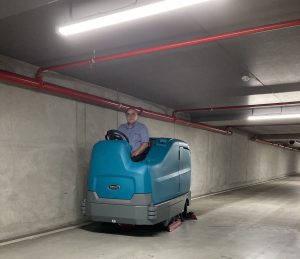 Parkeergaragevloer schoonmaken met Tennant schrobmachine