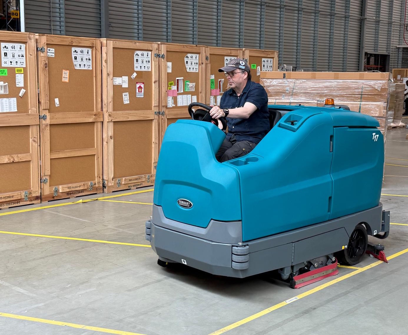 Schrobmachine Tennant T17 in magazijn 