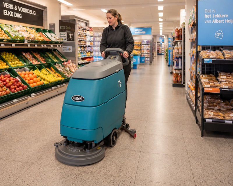 Supermarktvloer schoonmaken met een schrobmachine