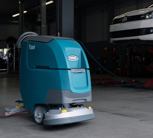 garagevloer reinigen met schrobmachine